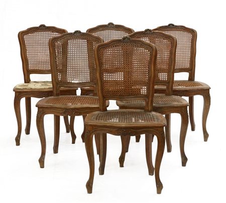 Gruppo di sei sedie di forma mossa in legno intagliato rivestite in paglia di V