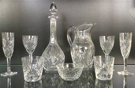 Servizio di bicchieri in cristallo inciso alla mola composto da una bottiglia c