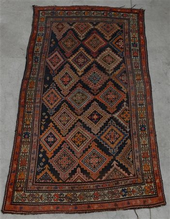 Tappeto Shiraz, Persia, secolo XX.
Decoro a medaglioni romboidali policromi su