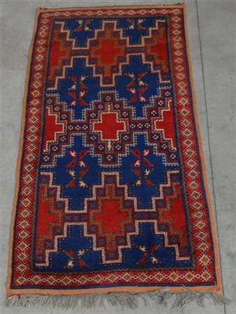 Tappeto Rabat, Marocco, secolo XX.
Decoro a coppie di medaglioni stilizati blu