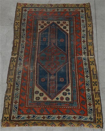 Tappeto Avar, Caucaso, fine secolo XIX. 
Decoro a medaglione azzurro su fondo b