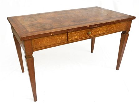 Tavolo con piano e fascia ad un cassetto filettati e intarsiati a volute vegeta