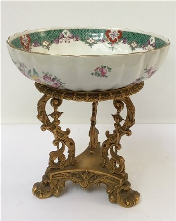 Alzatina tripode in bronzo dorato decorata a rilievi a volute, fregi e traforat