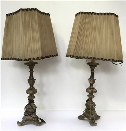 Coppia di candelieri tripodi in legno dorati a mecca, montati a luce elettrica