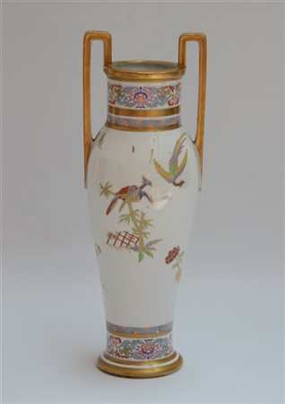 Manifattura Richard Ginori, vaso in porcellana con anse squadrate decorato con