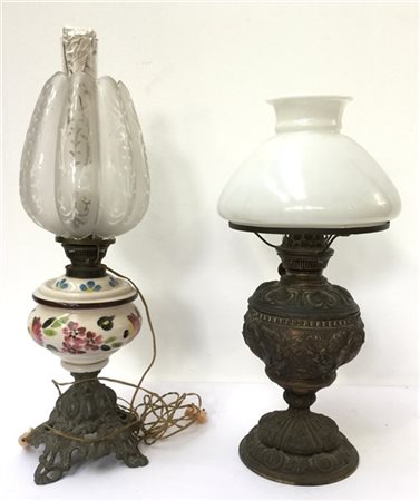Lotto composto da due lampade ad olio diverse, di cui una montata a luce elettr