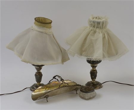 Lotto composto da una coppia di abat-jour, un cestino e una scatola con coperch