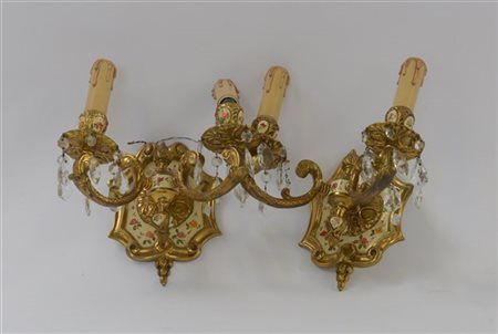 Coppia di appliques a due fiamme in metallo dorato e dipinto (difetti)