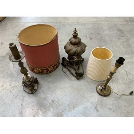 Lotto composto da una lanterna e due candelieri in metallo diversi (difetti)