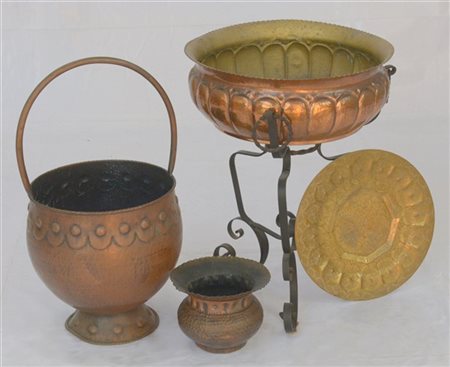 Lotto composto da un braciere, due contenitori e un piatto in rame e ferro batt