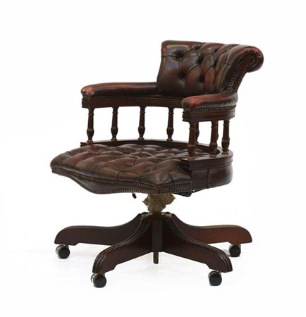 Poltroncina girevole decorata da colonnine tornite, gambe scanalate munite di r