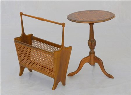 Lotto composto da un tavolino tripode ed un portariviste (difetti)