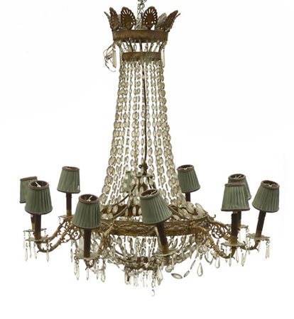 Lampadario a cesto stile "Impero" a dieci luci in metallo dorato e cesellato, .