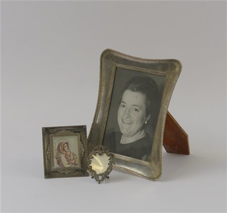 Lotto composto da tre cornicette portafoto in argento (difetti)