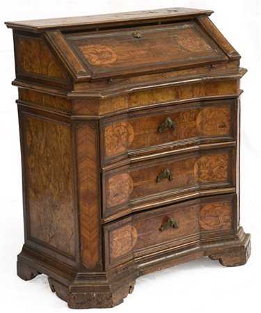 Ribaltina lastronata, filettata e intarsiata a motivi stilizzati. Anta ribaltab