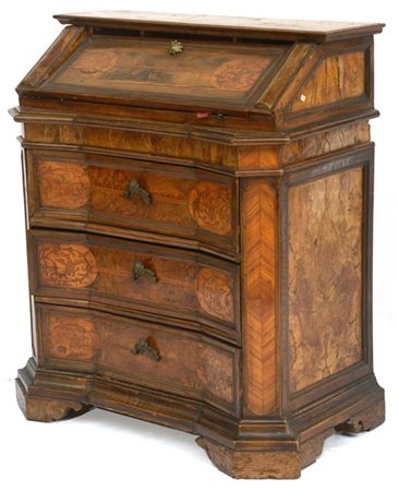 Ribaltina lastronata, filettata e intarsiata a motivi stilizzati. Anta ribaltab