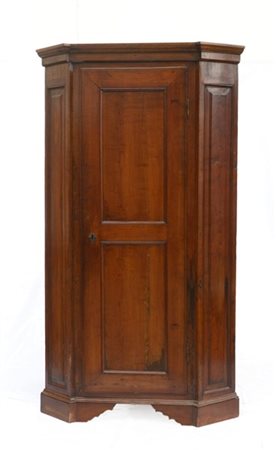 Angoliera in noce ad un' anta con specchiature riquadrate (cm 109x192x70) (cost