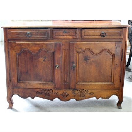 Credenza in noce a tre cassetti e due sportelli incorniciati, grembiale e piedi