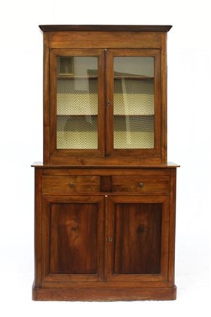 Credenza in noce a due corpi con parte inferiore a due cassetti e due sportelli