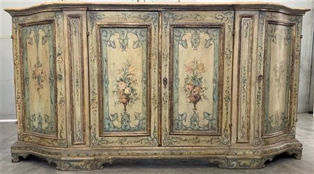 Credenza in legno laccato a quattro ante di cui quelle laterali mosse, dipinta