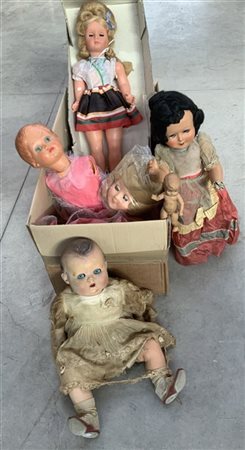 Cartone contenente numerose bambole di epoche e dimensioni differenti (difetti