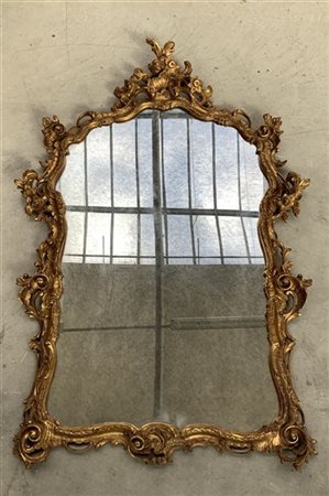 Specchiera in legno intagliato e dorato a decoro rocaille (cm 94x137) (lievi di