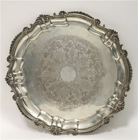 Piatto in argento con cavetto e bordo decorati a volute (g 1190) (diam. cm 36)