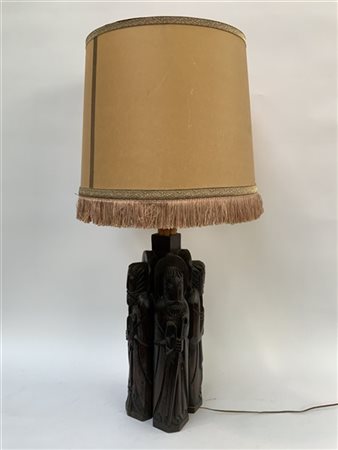 Lampada da tavolo a tre luci con fusto in legno scolpito raffigurante quattro s