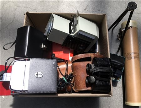 Cartone contenente alcuni strumenti ottici e proiettori per diapositive di dive