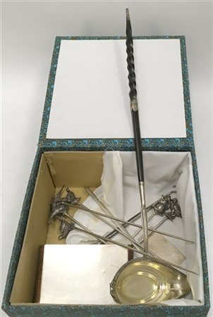 Scatola contenente alcuni spilloni d'arrosto, un mestolo ed altri oggetti diver