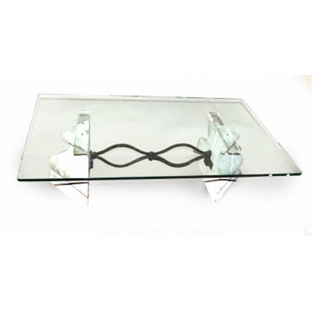 Tavolino da salotto con basi in pietra riunite da traversa in ferro battuto e p