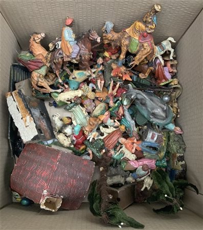 Cartone contenente numerose statuine da presepe, materiali differenti (difetti