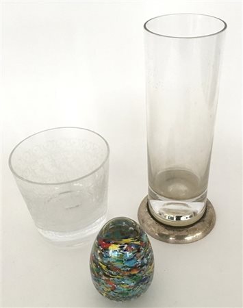 Lotto composta da un press papier, un bicchiere in vetro trasparente incolore m