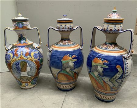 Manifattura di Deruta, tre grandi vasi biansati con coperchi in ceramica dipint