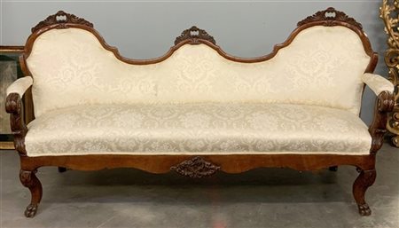 Divano a tre posti in legno intagliato, schienale sagomato e piedi anteriori a