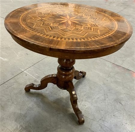Tavolo tondo con sostegno tornito e filettato su tre gambe mosse, piano intarsi