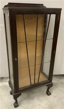 Piccola vetrina ad uno sportello con ripiani in vetro e piedi a zampa ferina (c