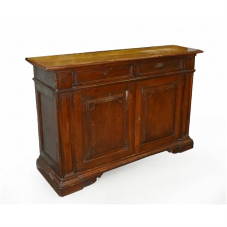 Antica credenza in noce a due cassetti e due sportelli con pannelli riquadrati e piedi