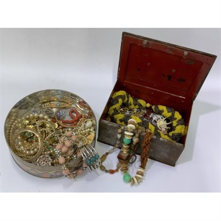 Lotto di due scatole contenenti numerosi bijoux di fatture e materiali differen