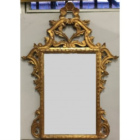 Specchiera a decoro rocaille con cornice in legno intagliato e dorato (cm 81x11