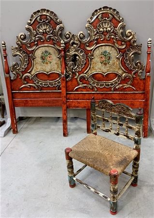Lotto composto da due testate da letto in legno intagliato e dipinto con decoro
