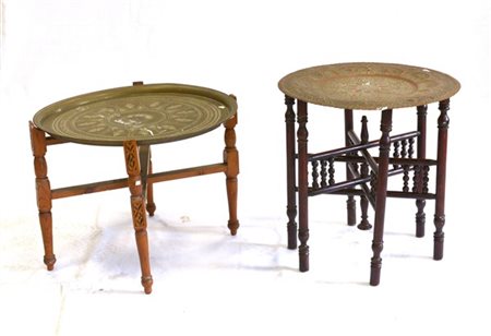 Lotto di due tavolini orientali con piani tondi asportabili in ottone inciso, g