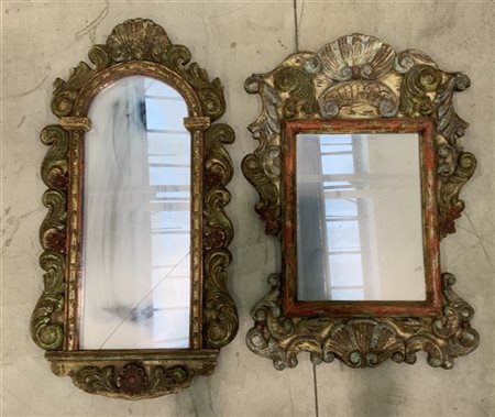 Lotto di due specchiere con cornici in legno intagliato e dipinto con decoro a