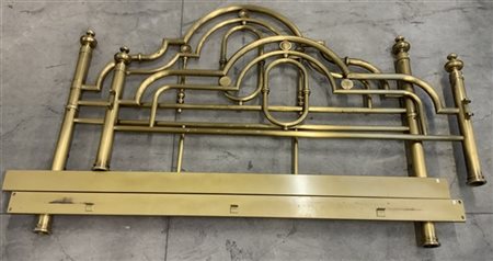 Letto a due piazze in ottone con testata e pediera a ringhiera, completo di spo