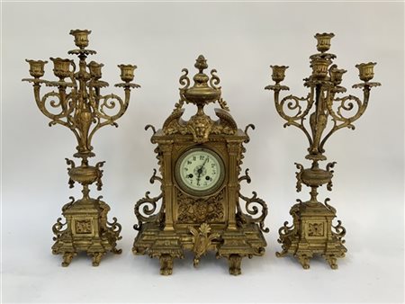 Trittico da camino in bronzo dorato composto da una pendola e una coppia di can