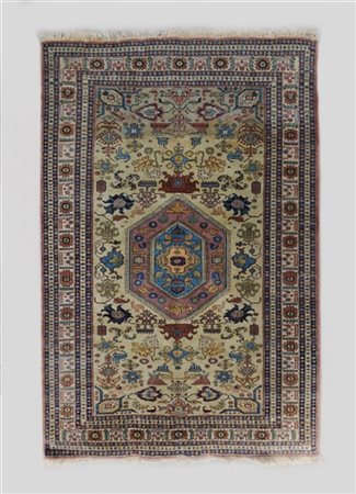 Tappeto Caucasico di moderna manifattura, secolo XX.
Decoro a medaglione nei to