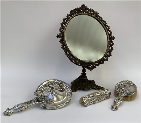 Lotto composto da un set da toilette Liberty in lamina d'argento, con specchio