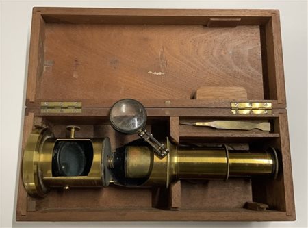 Micorscopio in ottone in scatola in legno con accessori. (h cm 24) (difetti)