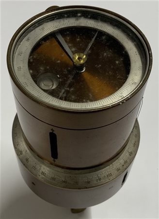 Squadro in ottone con bussola e bolla (h cm 19,5 e d cm 10) (difetti)