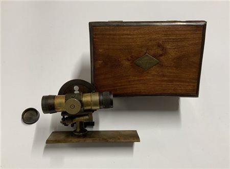 Livello in ottone con scatola decorata da fregi STANLEY LONDON 1889 (cm 15x10)